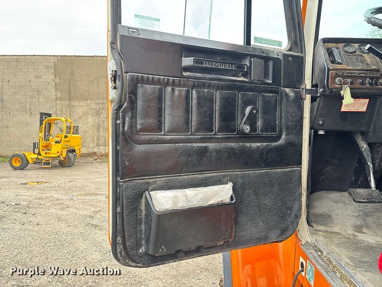 image for item DZ4531 1993 Freightliner flatbed truck