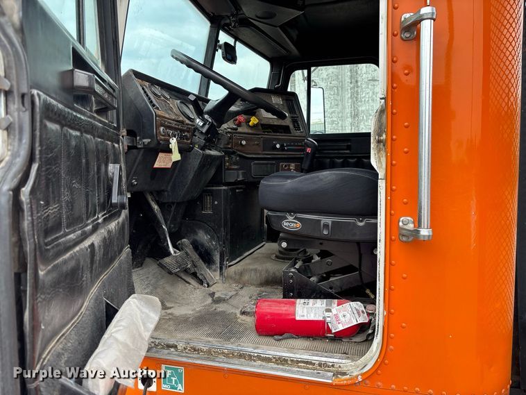 image for item DZ4531 1993 Freightliner flatbed truck