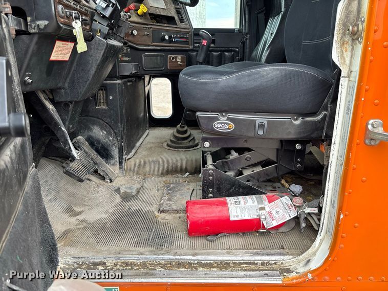 image for item DZ4531 1993 Freightliner flatbed truck