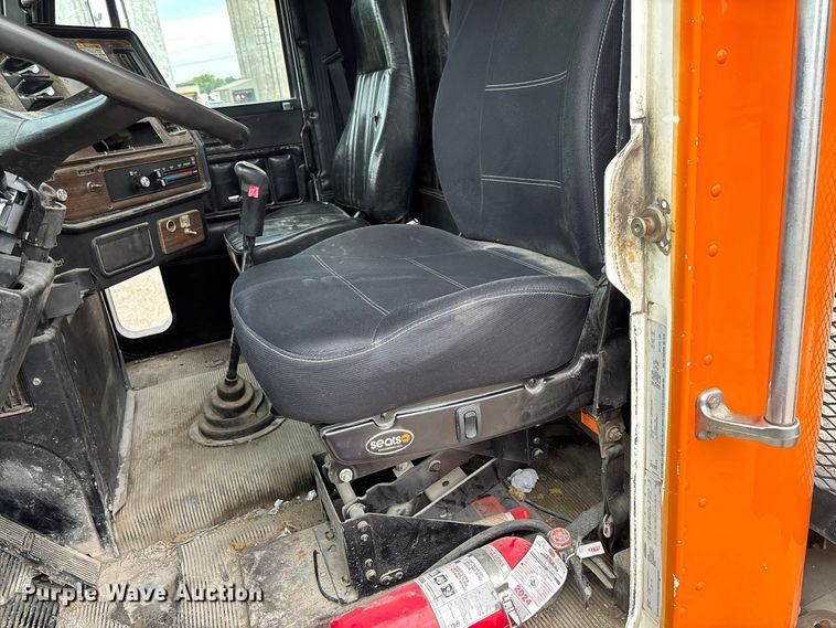 image for item DZ4531 1993 Freightliner flatbed truck