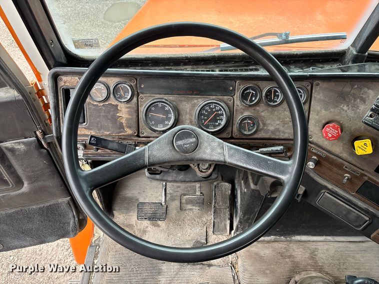 image for item DZ4531 1993 Freightliner flatbed truck