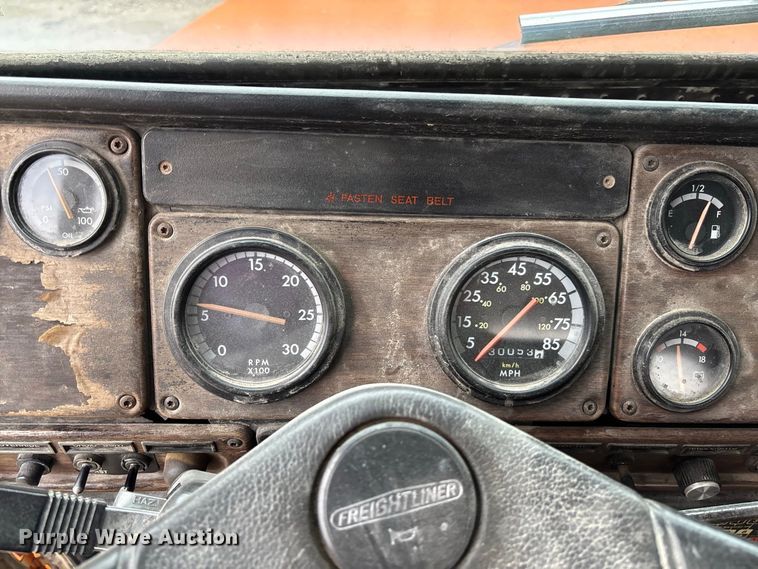 image for item DZ4531 1993 Freightliner flatbed truck
