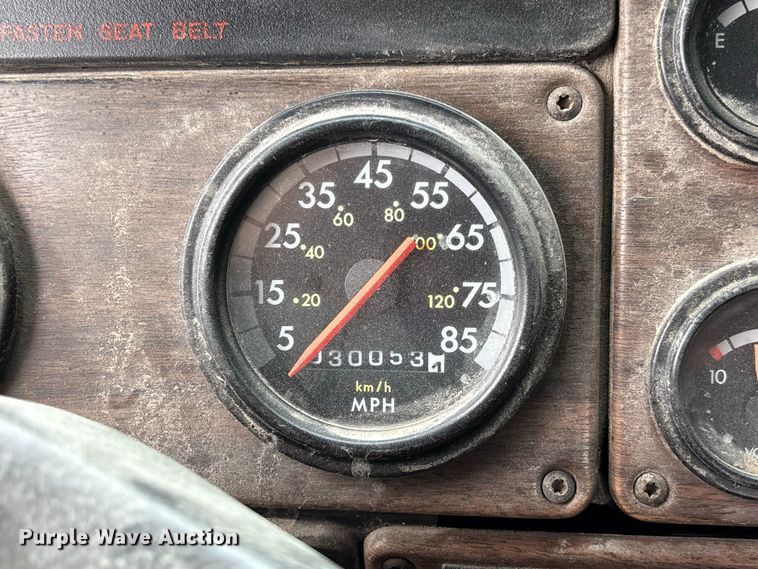 image for item DZ4531 1993 Freightliner flatbed truck