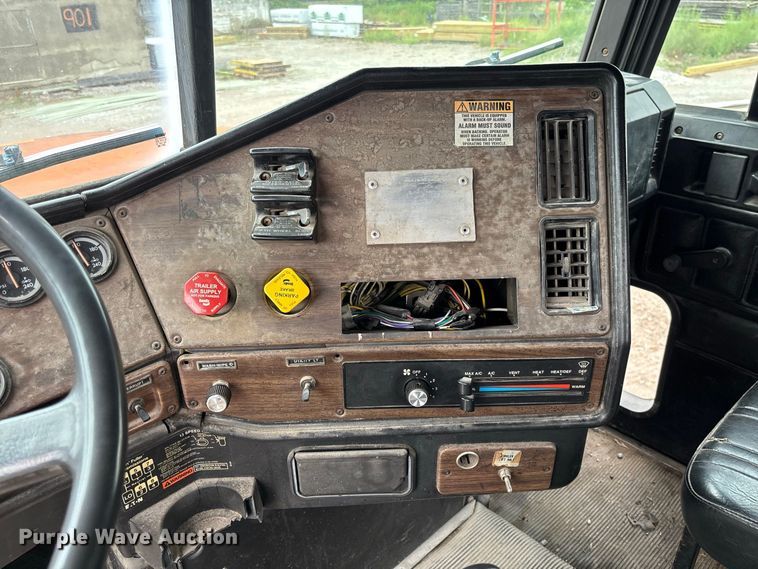 image for item DZ4531 1993 Freightliner flatbed truck