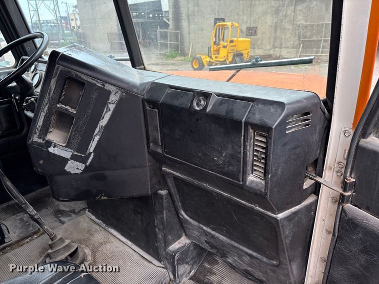 image for item DZ4531 1993 Freightliner flatbed truck