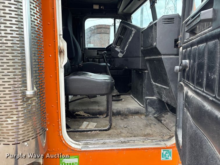 image for item DZ4531 1993 Freightliner flatbed truck