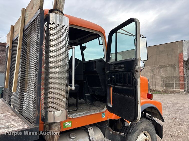 image for item DZ4531 1993 Freightliner flatbed truck