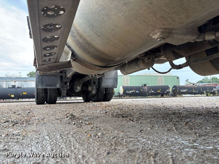 image for item DZ4531 1993 Freightliner flatbed truck