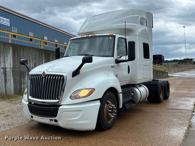 2018 International LT625 semi truck