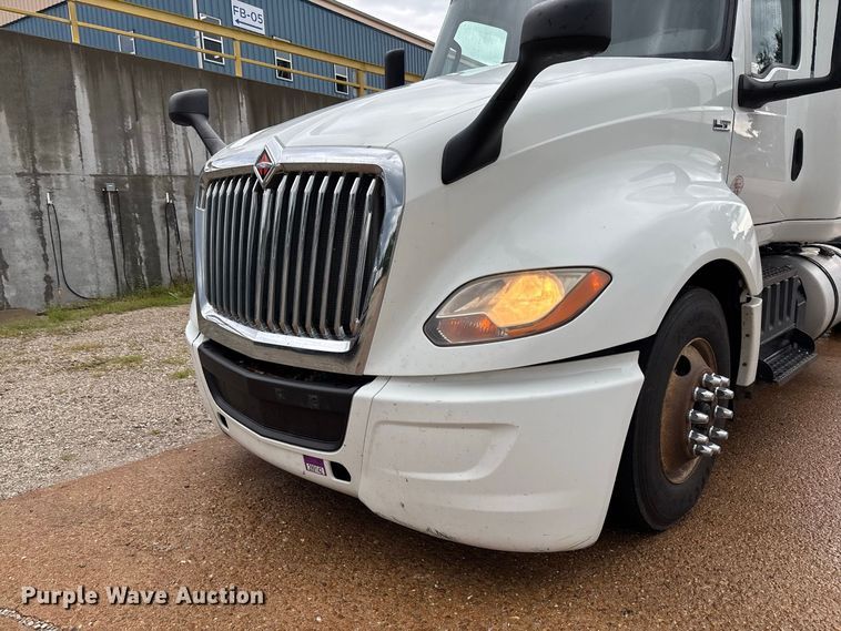 image for item DZ4533 2018 International LT625 semi truck