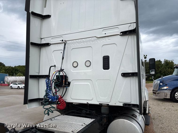 image for item DZ4533 2018 International LT625 semi truck