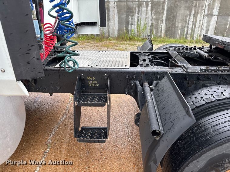 image for item DZ4533 2018 International LT625 semi truck