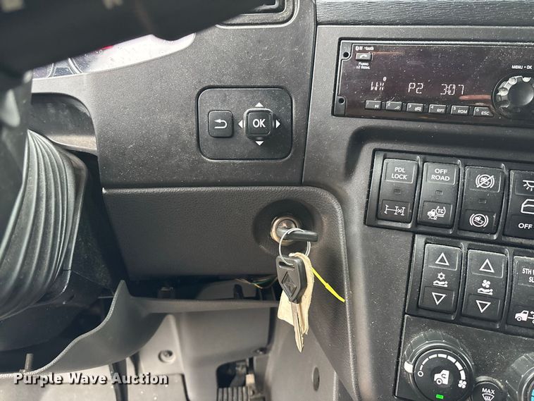 image for item DZ4533 2018 International LT625 semi truck