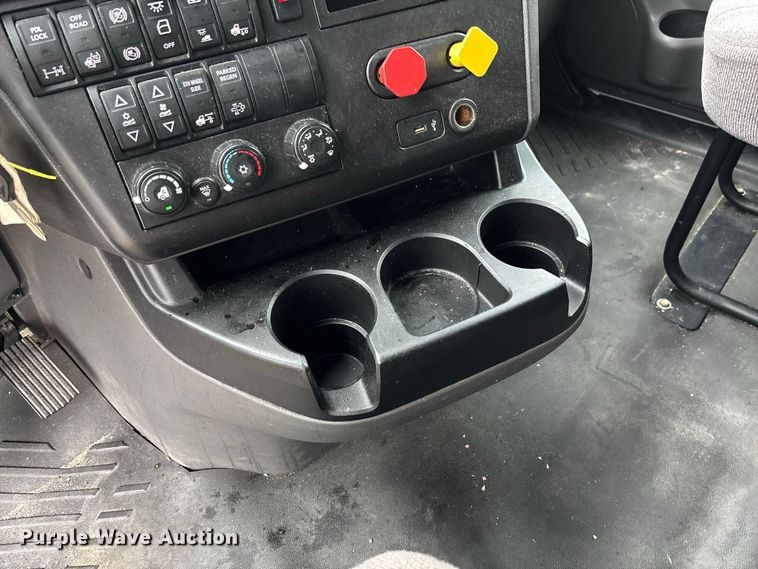image for item DZ4533 2018 International LT625 semi truck