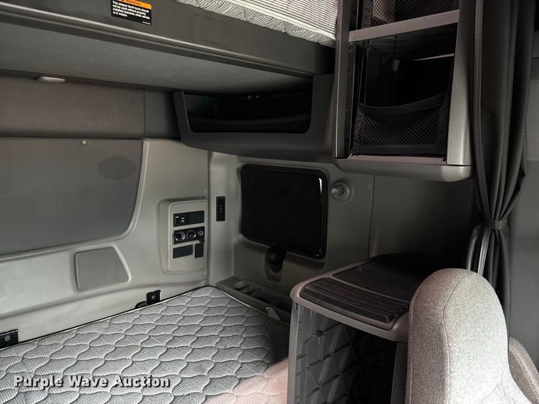 image for item DZ4533 2018 International LT625 semi truck