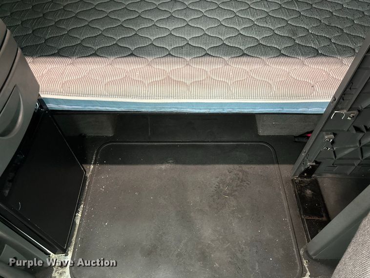 image for item DZ4533 2018 International LT625 semi truck