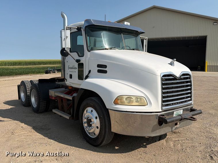 image for item EA0382 2005 Mack Vision CXN613 semi truck