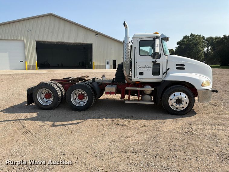 image for item EA0382 2005 Mack Vision CXN613 semi truck