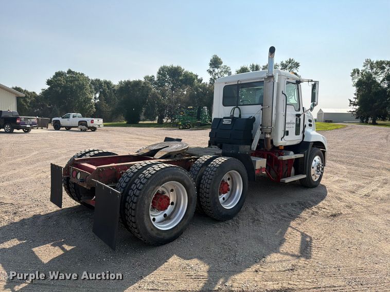 image for item EA0382 2005 Mack Vision CXN613 semi truck