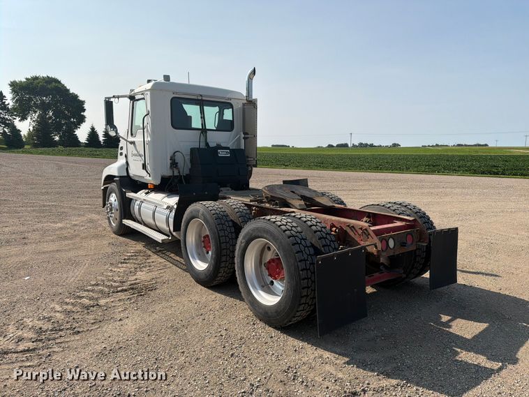 image for item EA0382 2005 Mack Vision CXN613 semi truck