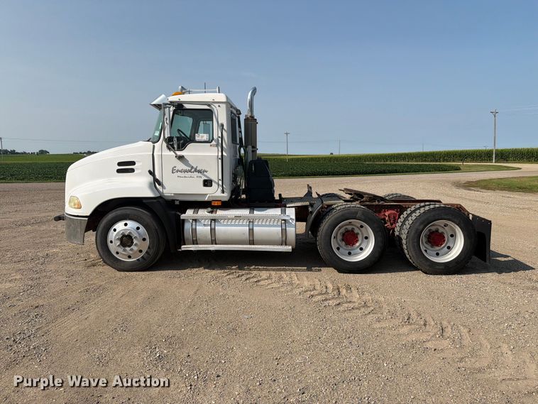 image for item EA0382 2005 Mack Vision CXN613 semi truck