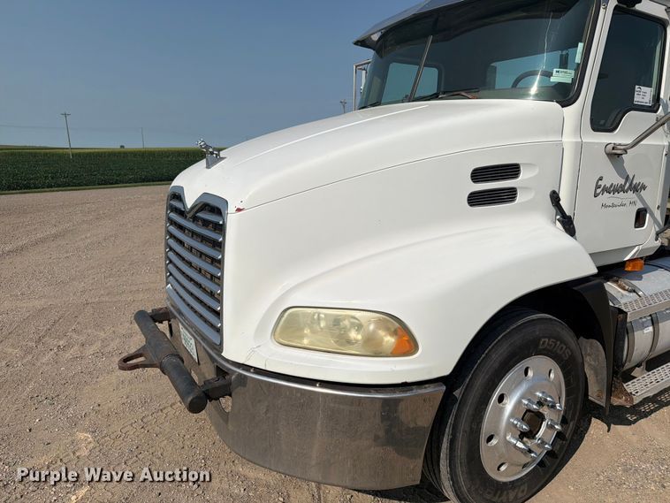 image for item EA0382 2005 Mack Vision CXN613 semi truck