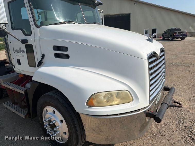 image for item EA0382 2005 Mack Vision CXN613 semi truck