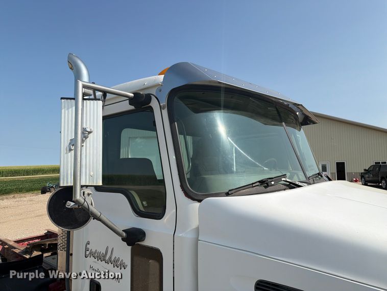 image for item EA0382 2005 Mack Vision CXN613 semi truck