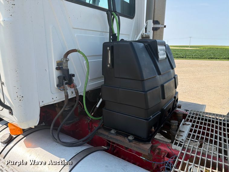 image for item EA0382 2005 Mack Vision CXN613 semi truck