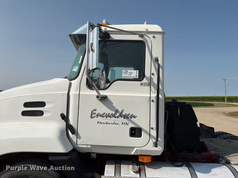 image for item EA0382 2005 Mack Vision CXN613 semi truck