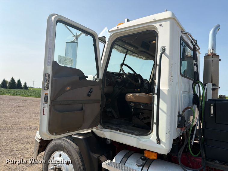 image for item EA0382 2005 Mack Vision CXN613 semi truck