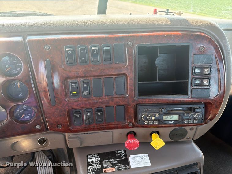 image for item EA0382 2005 Mack Vision CXN613 semi truck