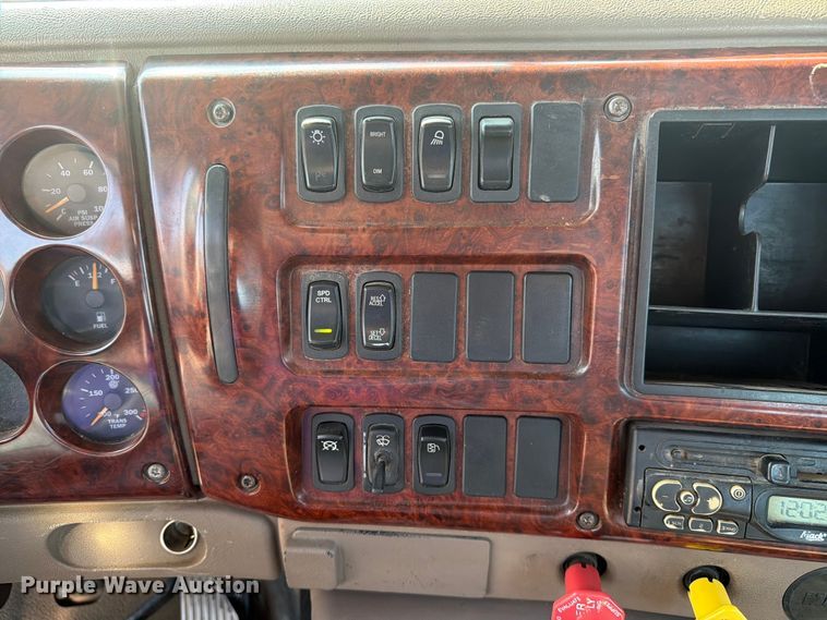 image for item EA0382 2005 Mack Vision CXN613 semi truck