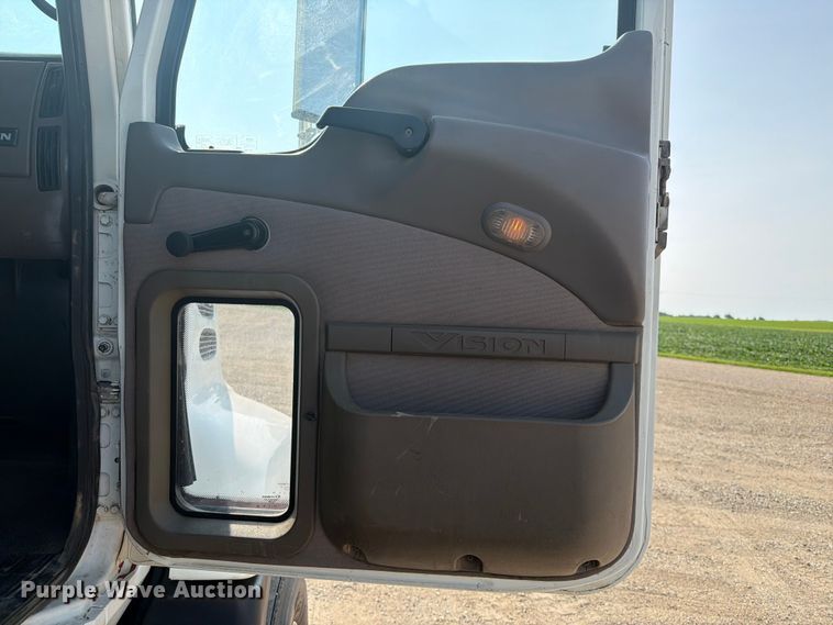 image for item EA0382 2005 Mack Vision CXN613 semi truck