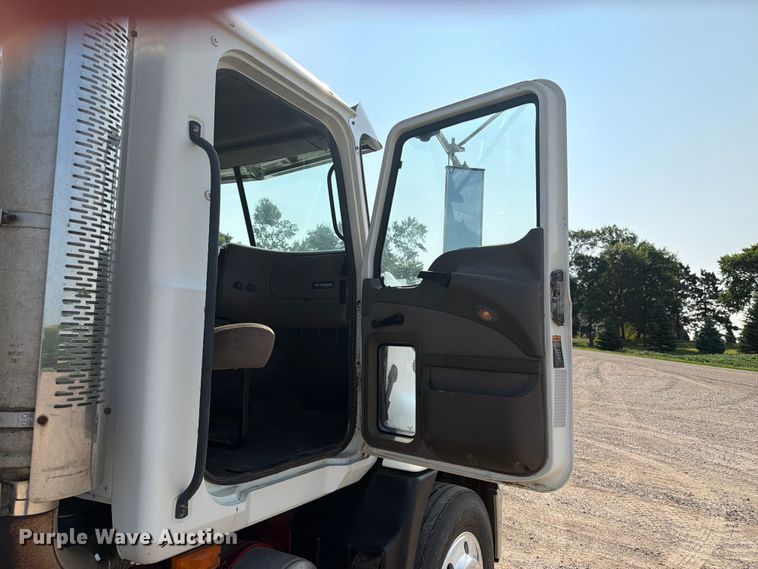 image for item EA0382 2005 Mack Vision CXN613 semi truck