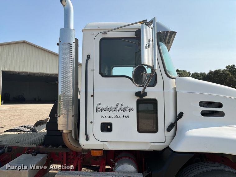 image for item EA0382 2005 Mack Vision CXN613 semi truck