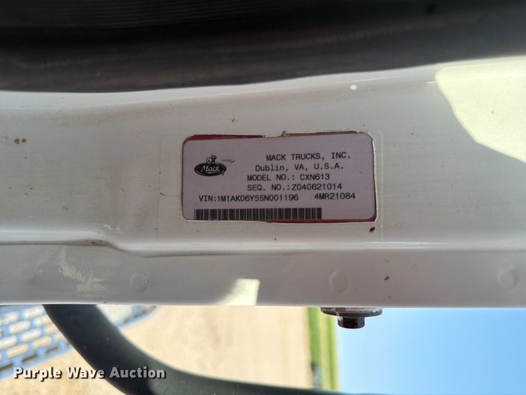 image for item EA0382 2005 Mack Vision CXN613 semi truck
