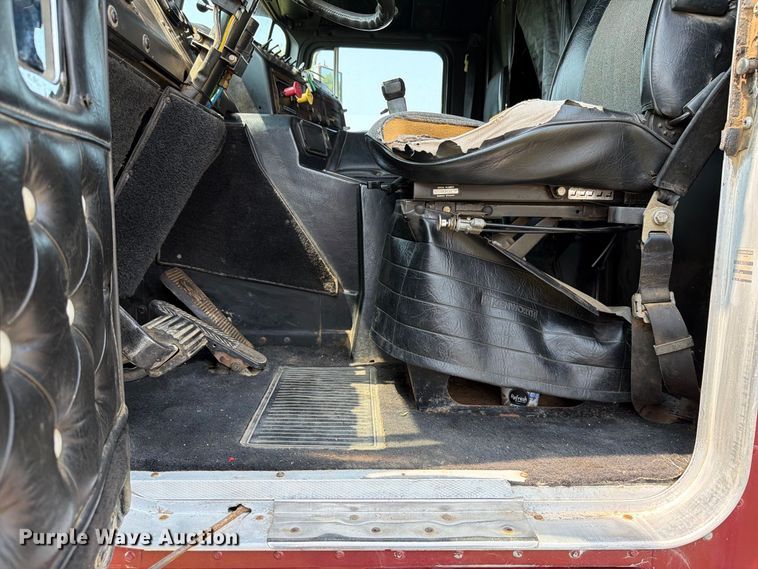 image for item EA0431 1990 Kenworth K 100E semi truck