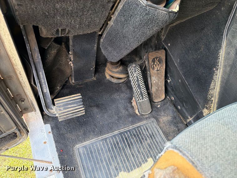 image for item EA0431 1990 Kenworth K 100E semi truck