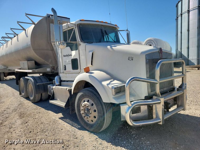 image for item EE1185 2014 Kenworth T800 semi truck