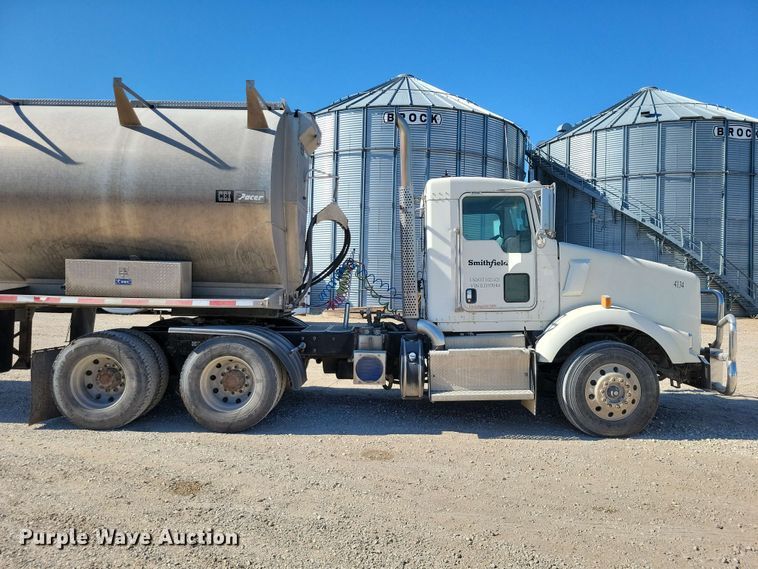 image for item EE1185 2014 Kenworth T800 semi truck