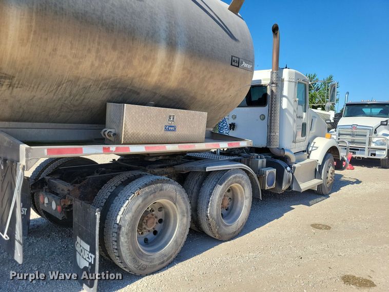 image for item EE1185 2014 Kenworth T800 semi truck