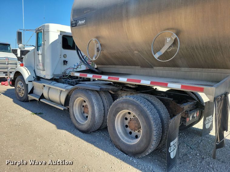 image for item EE1185 2014 Kenworth T800 semi truck