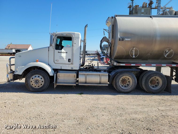 image for item EE1185 2014 Kenworth T800 semi truck