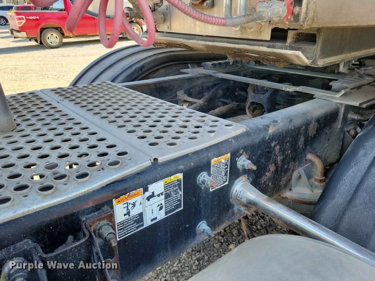 image for item EE1185 2014 Kenworth T800 semi truck