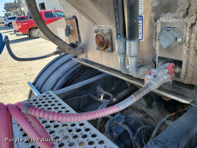 image for item EE1185 2014 Kenworth T800 semi truck