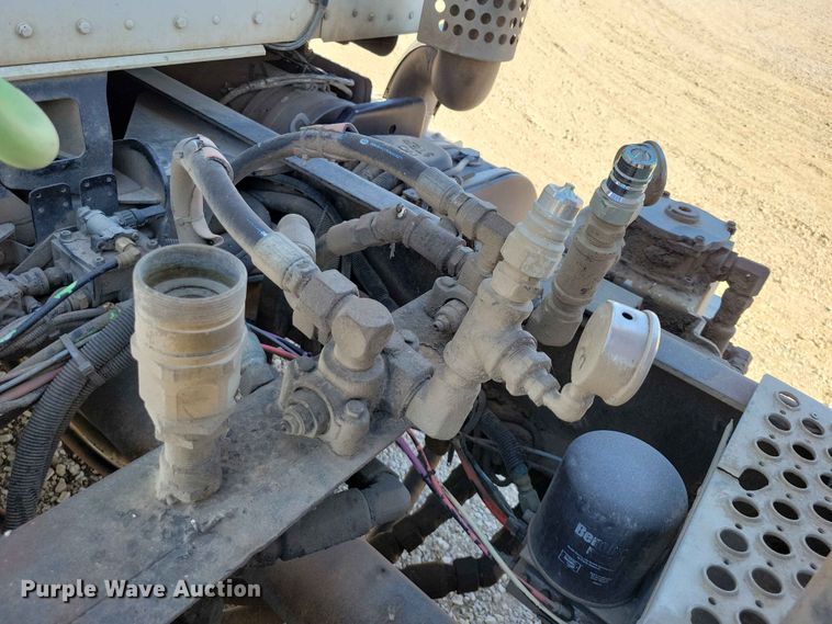 image for item EE1185 2014 Kenworth T800 semi truck