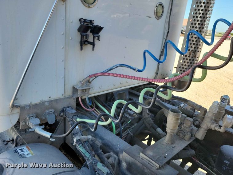 image for item EE1185 2014 Kenworth T800 semi truck