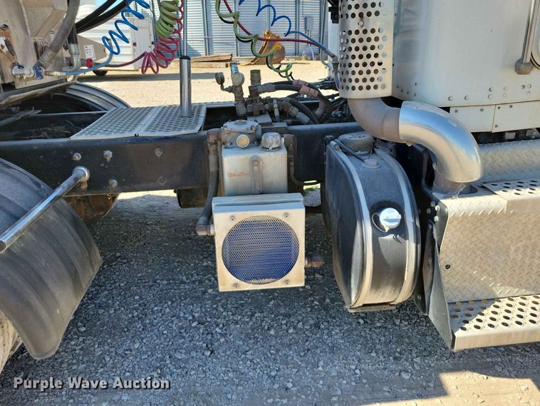 image for item EE1185 2014 Kenworth T800 semi truck