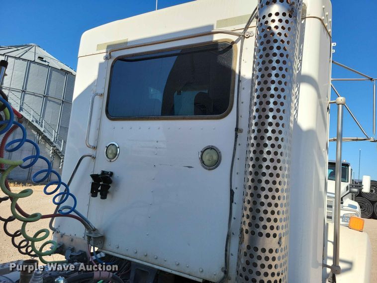 image for item EE1185 2014 Kenworth T800 semi truck